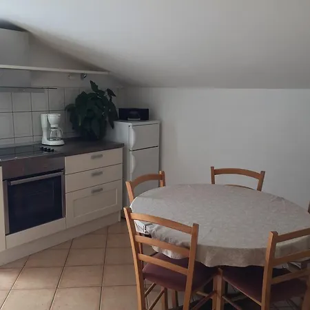 Liveric Apartment Vir